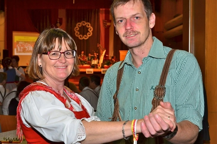 Auch die Besucher unterhielten sich bei diesem fröhlichen Fest der Trachten und Gruppen prächtig.