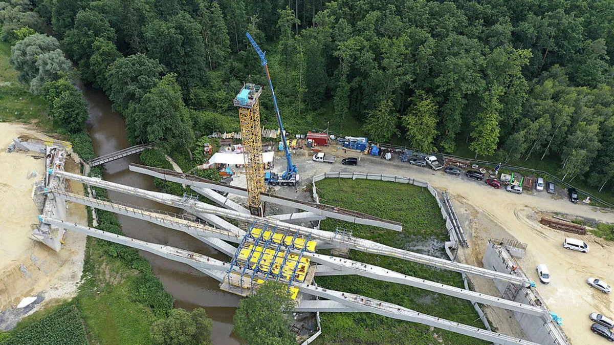 Die beiden Klappbrücken bei der S 7 Fürstenfelder Schnellstraße sind seit dieser Woche ausgeklappt