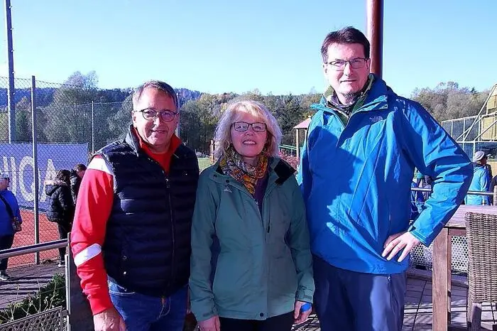 Die Organisatoren der Wanderung, Gemeindekassier Wolfgang Schriebl und Gemeinderätin Anita Scherr, freuten sich gemeinsam mit Bürgermeister Johannes Schmid und dessen Vize Martina Weixler über das passende Wetter und die vielen Teilnehmer.