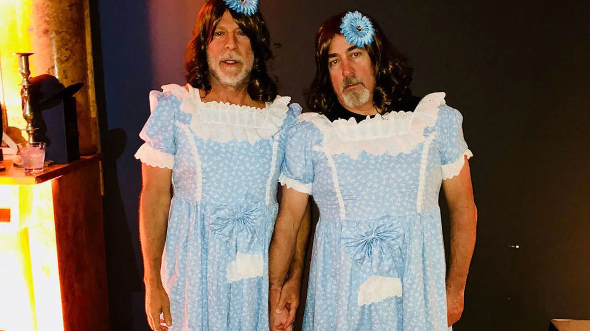 Schauspieler Bruce Willis  und Filmproduzent Stephen J. Eads als Horror-Zwillinge aus  "Shining". 