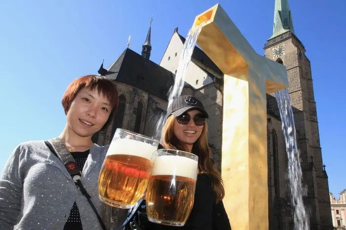 Im Frühling 1842 beriefen sie den Bayern Josef Groll zum ersten Braumeister. Dieser wird als Urheber der weltberühmten so genannten Pilsner Brauart bezeichnet, das bis heute sprudelt. 