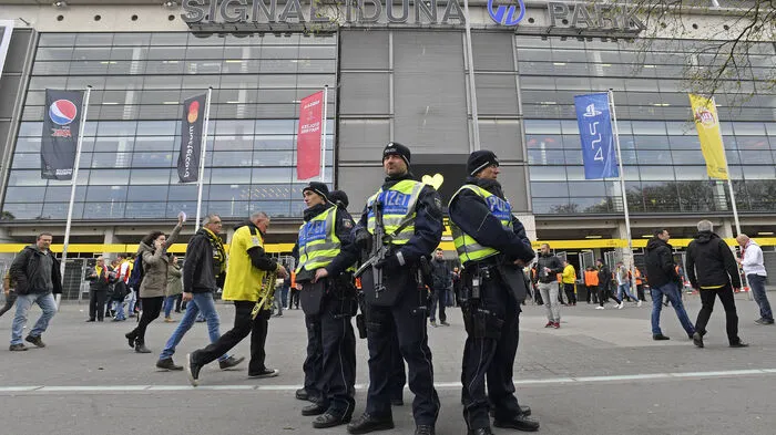 Nach dem Bombenanschlag auf den Teambus des BVB wurde das Spiel gegen Monaco wie geplant am Mittwoch um 18.45 Uhr angepfiffen. Die Sicherheit wurde aber erhöht.