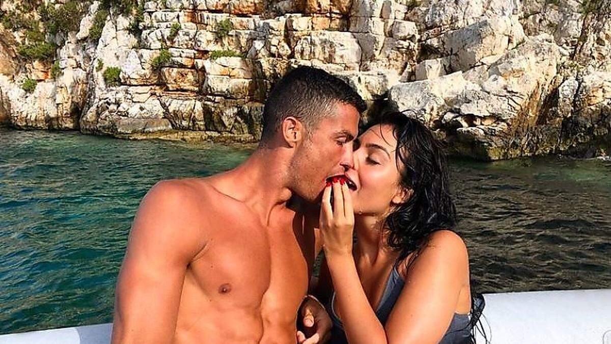 Cristiano Ronaldo lässt sich von Freundin Georgina füttern