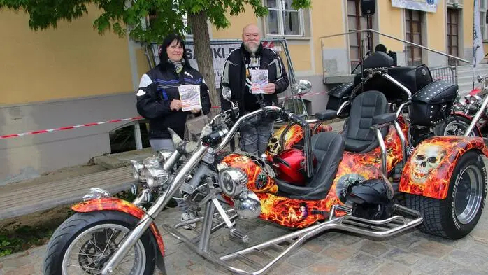 Das Ehepaar Ferdinand und Heide Krendl mit einem Trike