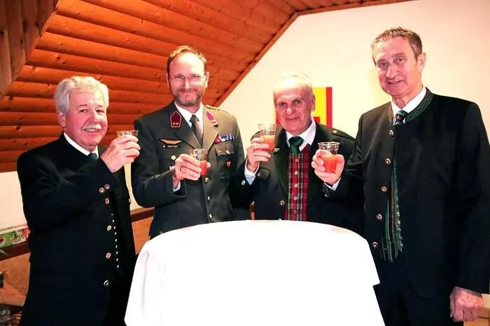 Auch ÖKB-Vizepräsident und Bezirksobmann Johann Harrer und Bürgermeister Viktor Schriebl mit seinem Stellvertreter Bernd Gratzer ließen sich das Ballereignis nicht entgehen.