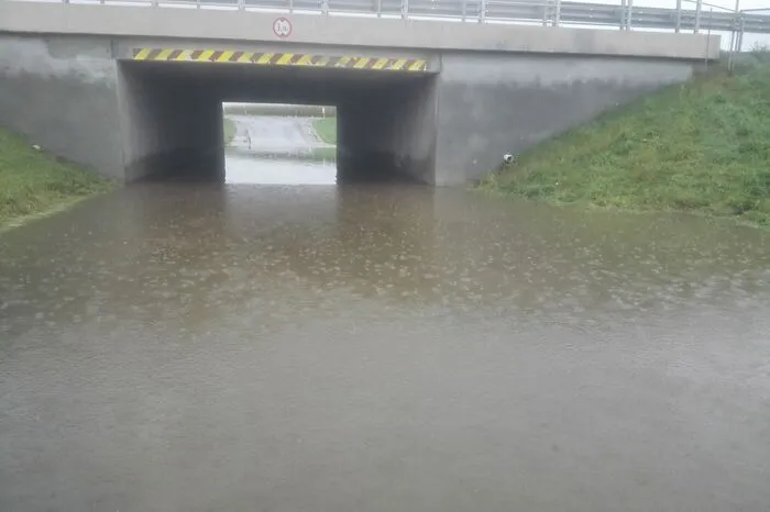 ... um die umgestürzten Bäume wegzuräumen, geflutete Keller auszupumpen, abgedeckte Dächer wieder mit Planen abzudecken und steckengebliebene Fahrzeuge aus den Wassermassen zu befreien. In Zettling (Gemeinde Premstätten) stand die Autobahnunterführung unter Wasser.