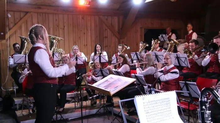 Musikalische Gustostückerln unter dem Motto „ …Blasmusik live“ boten die Musikerinnen und Musiker der Musikkapelle Södingtal beim Konzert in der voll besetzten ESV-Halle von Södingberg. 