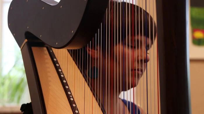 Corina Kuhs, Multiinstrumentalistin und Sängerin, lässt sich nicht in eine Schublade stecken. Weltmusik auf verschiedensten Instrumenten gibt es bei ihr ebenso zu hören wie Eigenkompositionen oder besondere Cover-Versionen im eigenen Stil.