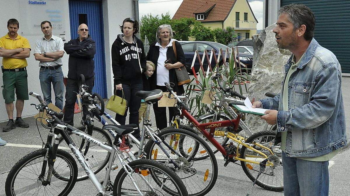 Martin Wunder (rechts im Bild) fungiert auch diesmal wieder als Auktionator bei der Fahrradversteigerung