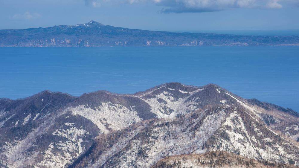 Blick auf die Kurilen-Inseln, vom Unesco-Welterbe Shiretoko-Nationalpark, Hokkaido in Japan.