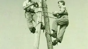 Kelag-Lehrlinge beim Mastbau