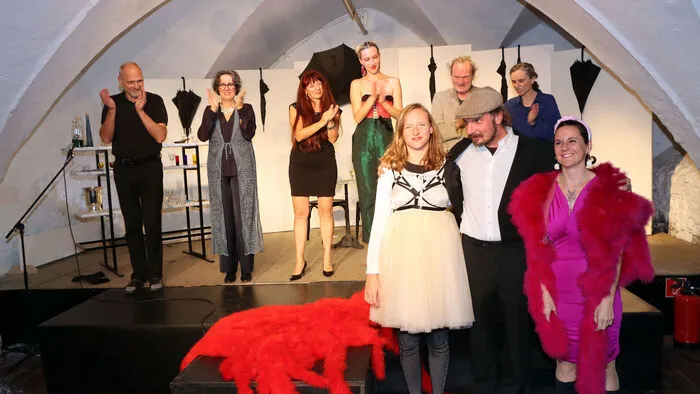 Das gesamte VITUS-Theater Team empfing die Premierengäste im Stück "Café Satie" Für die Veranstaltung gilt die 3-G-Regel. Wir ersuchen Sie, während der Vorstellung eine FFP2-Maske zu tragen.