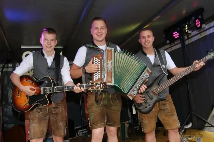 In weiterer Folge sorgten die „Nochruka“, „die Weingartsberger“, „5e samma“ und „Stainz 2/3“ für Musik und tolle Stimmung.