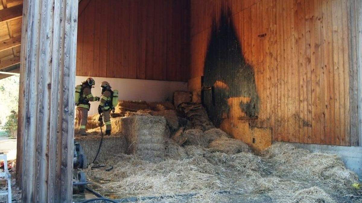 Löscharbeiten in dem Strohballenlager in Oberndorf im Flachgau