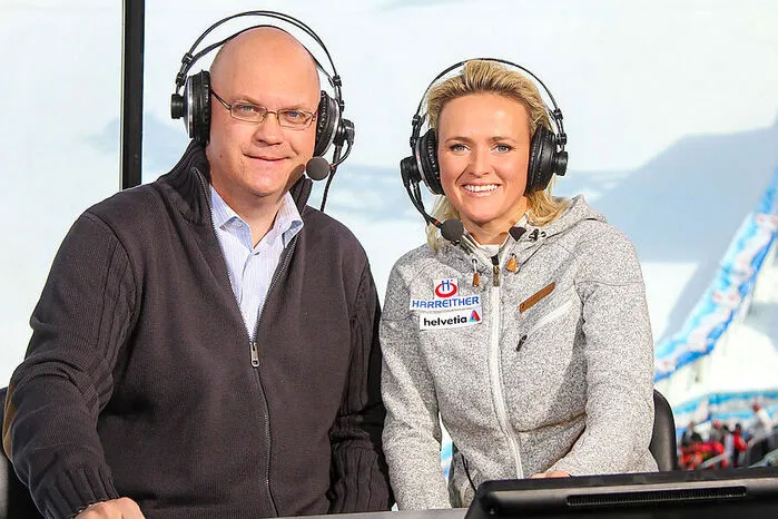 Alexandra Meissnitzer (hier mit Peter Brunner) ist seit 2008 als Co-Kommentatorin und Kameraläuferin bei den Damenrennen im Einsatz.
