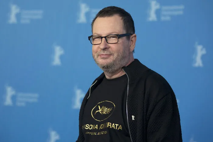 Auch dem dänischen Regisseur Lars von Trier wird sexuelle Belästigung vorgeworfen. Sängerin Björk hat in einem Eintrag auf Facebook berichtet, sie sei von einem dänischen Regisseur belästigt worden. Als sie den Mann abgewiesen habe, habe er geschmollt und sie vor dem Team schlecht gemacht. Einen Namen nannte sie nicht. Von Trier sagte der Zeitung, es überrasche ihn nicht, dass die Sängerin ihn jetzt beschuldige. Sie habe sich ständig über ihn beklagt und es habe Streit gegeben. Auch Produzent Peter Aalbaek Jensen wies die Vorwürfe zurück: "So weit ich mich erinnere, waren wir Opfer", sagte er. "Diese Frau war stärker als Lars von Trier, ich und unsere Firma zusammen. Sie diktierte alles." Björk hatte geschrieben, ihr Facebook-Eintrag sei inspiriert von den Frauen, die nach dem Skandal um sexuelle Belästigungen in Hollywood von ihren Erfahrungen berichtet hätten.      