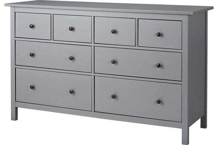 Auch Kommoden darf in einer modernen Wohnung nicht fehlen. Mit Hemnes hat Ikea eine Vollholz-Serie ins Leben gerufen, die in fast allen Räumen eingesetzt wird.