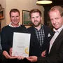 Magne Setnes und Markus Liebl von der Brau Union Österreich (links und rechts) gratulieren den Preisträgern Peter Haas und Sohn Paul Haas