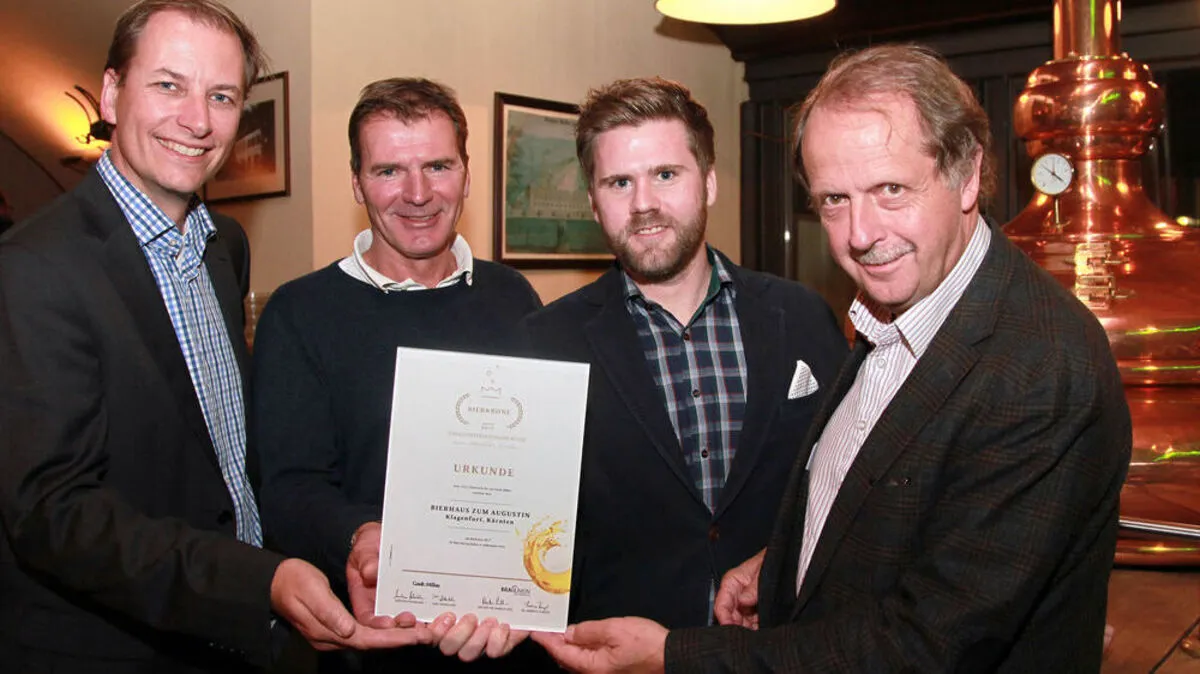 Magne Setnes und Markus Liebl von der Brau Union Österreich (links und rechts) gratulieren den Preisträgern Peter Haas und Sohn Paul Haas