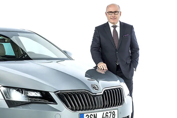 Absteiger des Jahres. Erfolglosigkeit konnte man Bernhard Maier nicht nachsagen. Ganz im Gegenteil: Der Ex-Porsche-Manager trieb als Chef von Skoda die Marke zur Blüte – und Richtung Premium. Und widersetzte sich damit der „Stallorder“. Fazit: Wolfsburg verlängerte seinen Vertrag nicht.