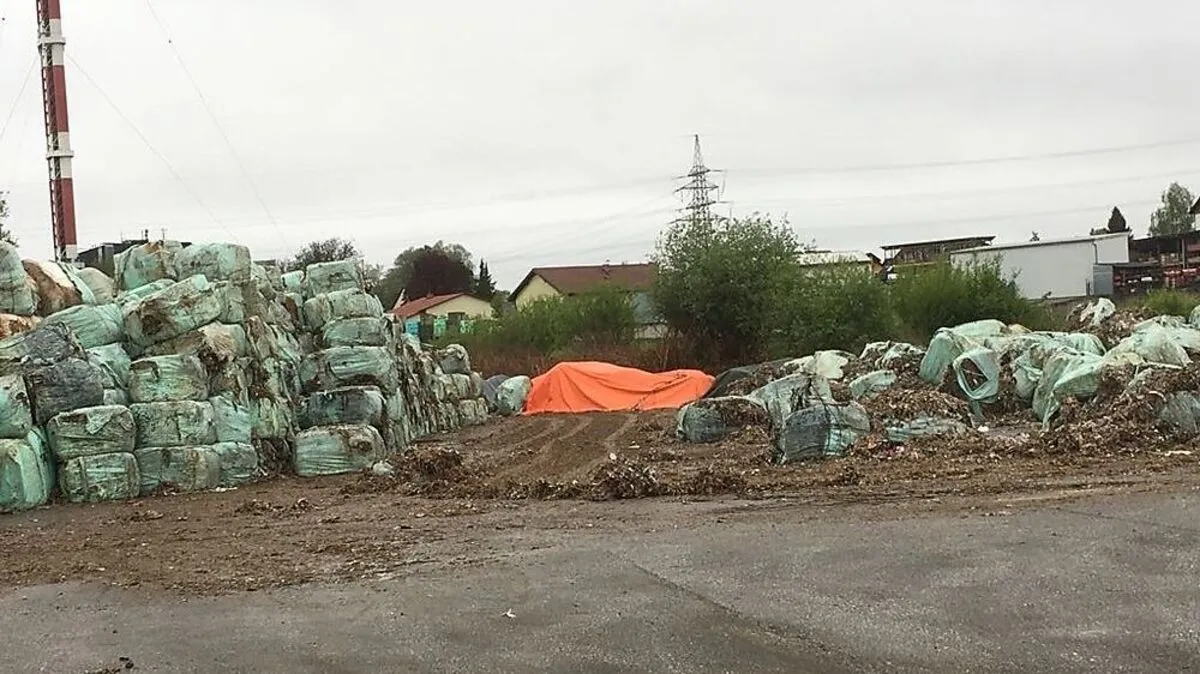 Plastikballen voller Abfall in Werndorf, viele sind schon aufgerissen.