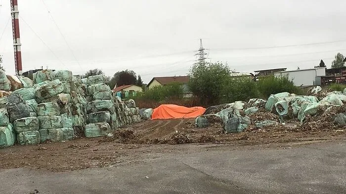 Plastikballen voller Abfall in Werndorf, viele sind schon aufgerissen.