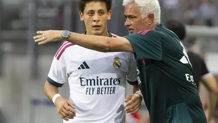 ABD0113_20260801 - KLAGENFURT - ÖSTERREICH: Arda Güler (Real Madrid) und Cheftrainer Jose Maurinho (Real Madrid) am Samstag, 01. August 2026, während des Freundschaftsspiels zwischen Real Madrid und AC Florenz im Wörthersee Stadion in Klagenfurt. - FOTO: APA/WOLFGANG JANNACH