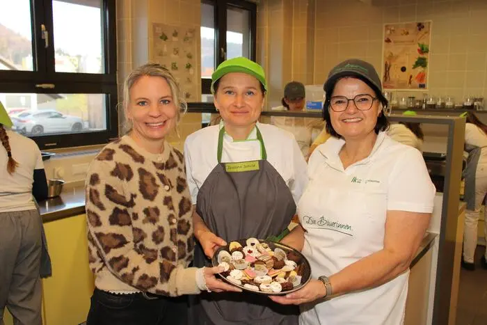 Direktorin Simone Weber, Lehrerin und Bäuerin Christine Schutti und Bezirksbäuerin Anita Suppanschitz (von links)