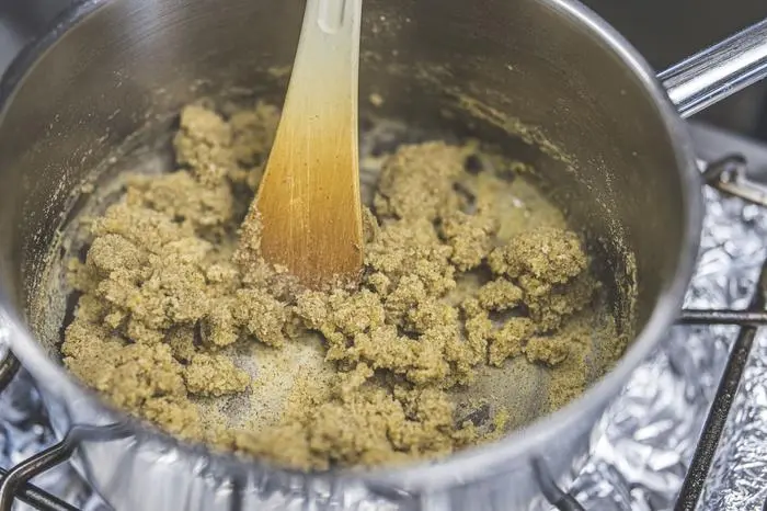 Das Hadnmehl muss in einer trockenen Pfanne leicht erhitzt (linden bzw. dextrinieren) werden