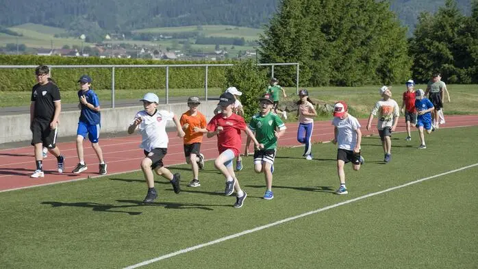 Bei sommerlichem Wetter fand im Sportzentrum Zeltweg der traditionelle Spendenlauf des Pflichtschulclusters statt. Die Einnahmen kommen regionalen Krebshilfeorganisationen sowie betroffenen Familien zugute.