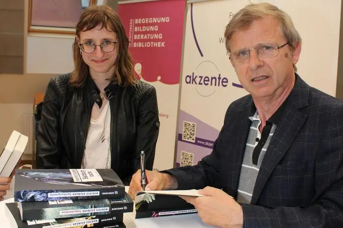 Im Anschluss der Lesung signierte Baumann seine Bücher.