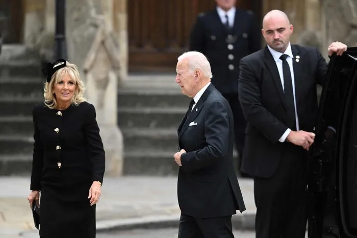  US-Präsident Joe Biden und First Lady Jill sind zur Trauerfeier für die Queen an der Westminster Abbey in London eingetroffen. Anders als die meisten Trauergäste reiste das US-Präsidentenpaar im eigenen Wagen an. Hand in Hand betraten sie die Kirche.