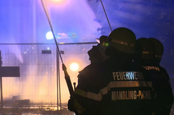 Zur Brandursache gab es keine Erkenntnisse. Zunächst hatte es geheißen, das Heizkraftwerk Schladming stehe in Brand. Tatsächlich hatten die Flammen zu Beginn des Einsatzes bereits auf einzelne Pfetten der angrenzenden Lagerhallen der Bioenergie Schladming übergegriffen.   