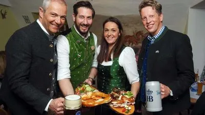 Möller, Jammer, Galler und Förg (von links) mit Spezialitäten des Hauses