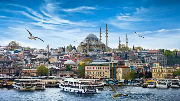 Die Hagia Sophia ist das Wahrzeichen Istanbuls. Das Gebäude war Kirche und Moschee. Heute beherbigt die "heilige Weisheit" ein Museum.