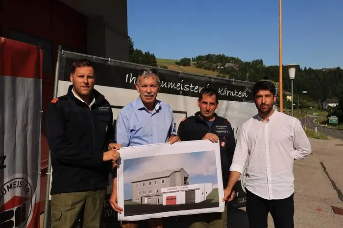 FF-Kommandant, Planer und Baumeister Martin Oswald, Vizebürgermeister und Feuerwehrreferent Heinz Joham und Planer vom Planungsbüro Oswald Mustafa Sari