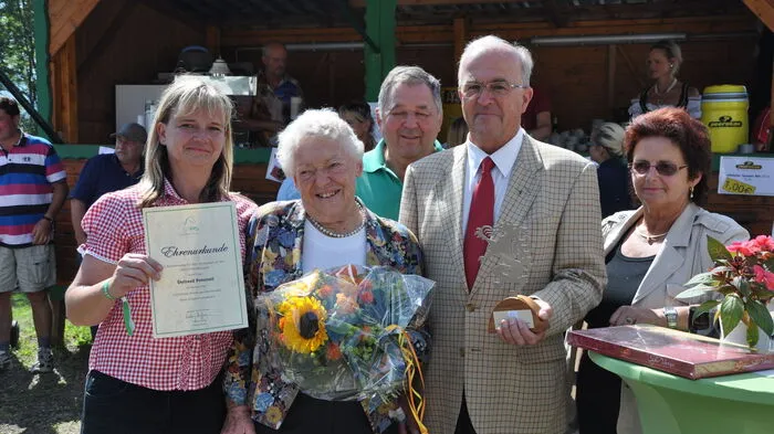 Zu diesem besonderen Anlass konnte Präsidentin Barbara Lechner auch Ludwig Hoffmann, Präsident des Pferdesportverbandes Steiermark, den Proleber Bürgermeister Werner Scheer und Gertraud Peternell, mehrmalige Landesmeisterin in Dressur, Springen und Vielseitigkeit, begrüßen.