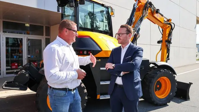 Philipp Wohlgemuth (rechts) macht sich vor Ort ein Bild von den neuen Geräten für die Straßenerhaltung