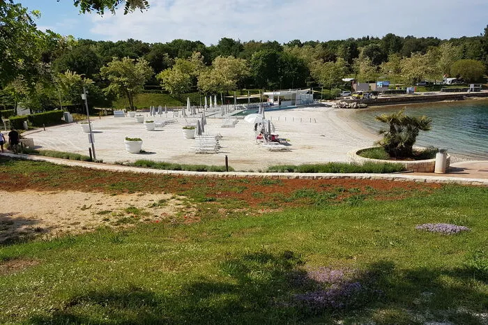 Der Campingplatz Mon Perin ist der richtige Ort für Reisende mit Hund. Es gibt weitläufige Hunde-Areale und einen aufgeschütteten Sandstrand.