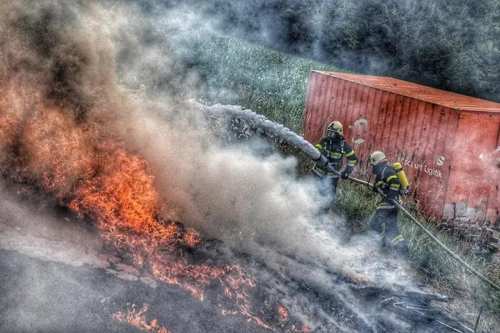 42 Einsatzkräfte der FF Heiligenkreuz löschten den Brand und retteten daraufhin den eingeklemmten Lenker...