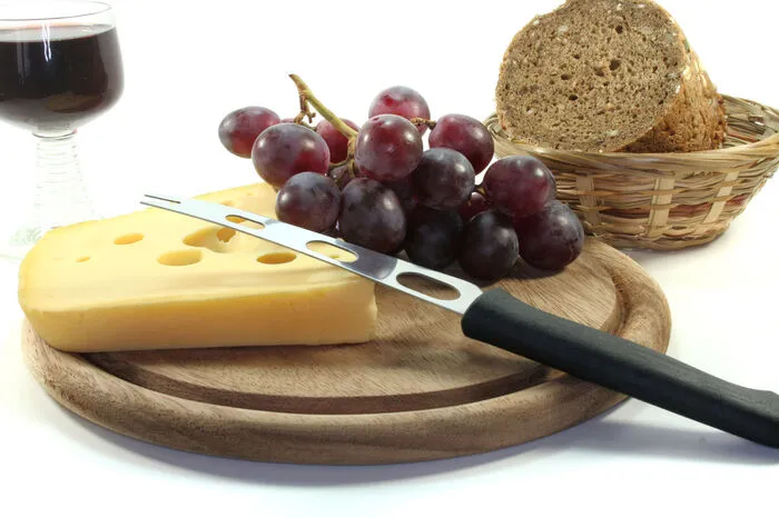 Käse. Ähnlich wie bei Butter wird auch für Käse viel Milch benötigt. Laut dem Forschungsinstitut für biologischen Landbau weist beispielsweise ein Stück konventionell hergestellter Bergkäse eine Klimabilanz von 9,9 Kilogramm CO2-Äquivalente auf (im Vergleich: 8,1 Kilogramm, wenn es sich um Bio-Bergkäse handelt). Übrigens: Laut der Initiative Mutter Erde wirkt sich Bio-Milchkuhhaltung auch auf die Milchprodukte aus, da diese mit mehr hochwertigen Fettsäuren als konventionell produzierte Milchprodukte nachweislich gesünder sind. Generell gilt: Je geringer der Fettanteil des Käses ist, desto klimafreundlicher ist er. Umso weniger Fett er enthält, desto weniger Milch wurde für die Herstellung benötigt.
