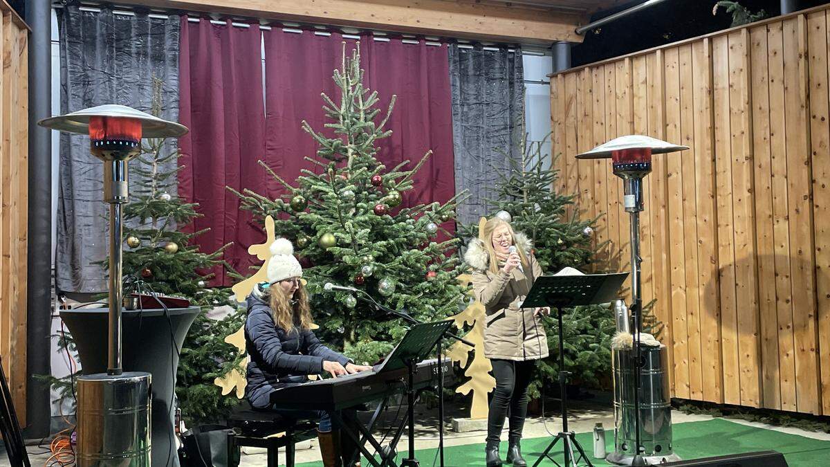 Ein Christbaum der Hauptplatz-Bühne war verschwunden. Am Foto ist auch das Duo Rubato zu sehen, das am Donnerstag von 18 bis 20 Uhr auftreten wird