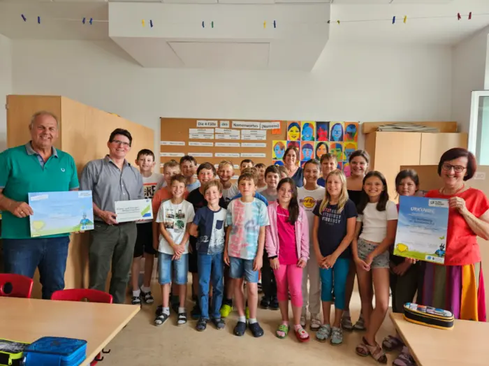 Bürgermeister Alois Trummer und Wolfgang Kubassa gratulierten den Kindern der VS Schwarzautal 2024 zur Ersparnis von 4502 kWh Energie (v.l.)
