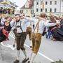 Auch das eine oder andere Tänzchen entlang der Umzugsroute durfte nicht fehlen