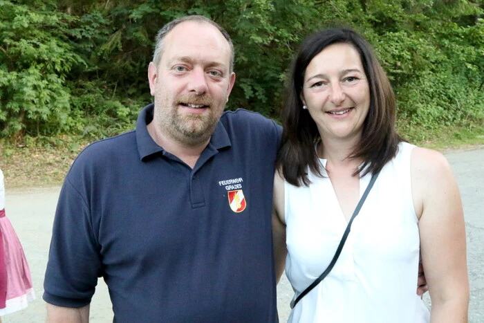 Bei der Sonnwendfeier im Metnitztal neben Mitgliedern des LJ-Landes- und Bezirksvorstandes unter anderen gesehen: Bürgermeister Peter Grabner, Wirtin Brunhilde Schoas, Hutmachermeister Josef Kollmann sowie Feuerwehrkommandant Wolfgang Bergner (am Foto mit seiner Gattin). 