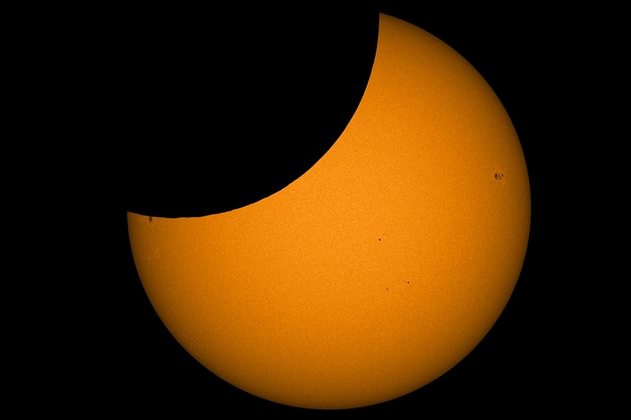 Großartige Aufnahmen gelangen auch einigen unserer Leser: Dieses Foto von der Eklipse stammt von Michael Schmidt, aufgenommen in seiner Privatsternwarte am Tafelberg im sogenannten "Weißlicht".  