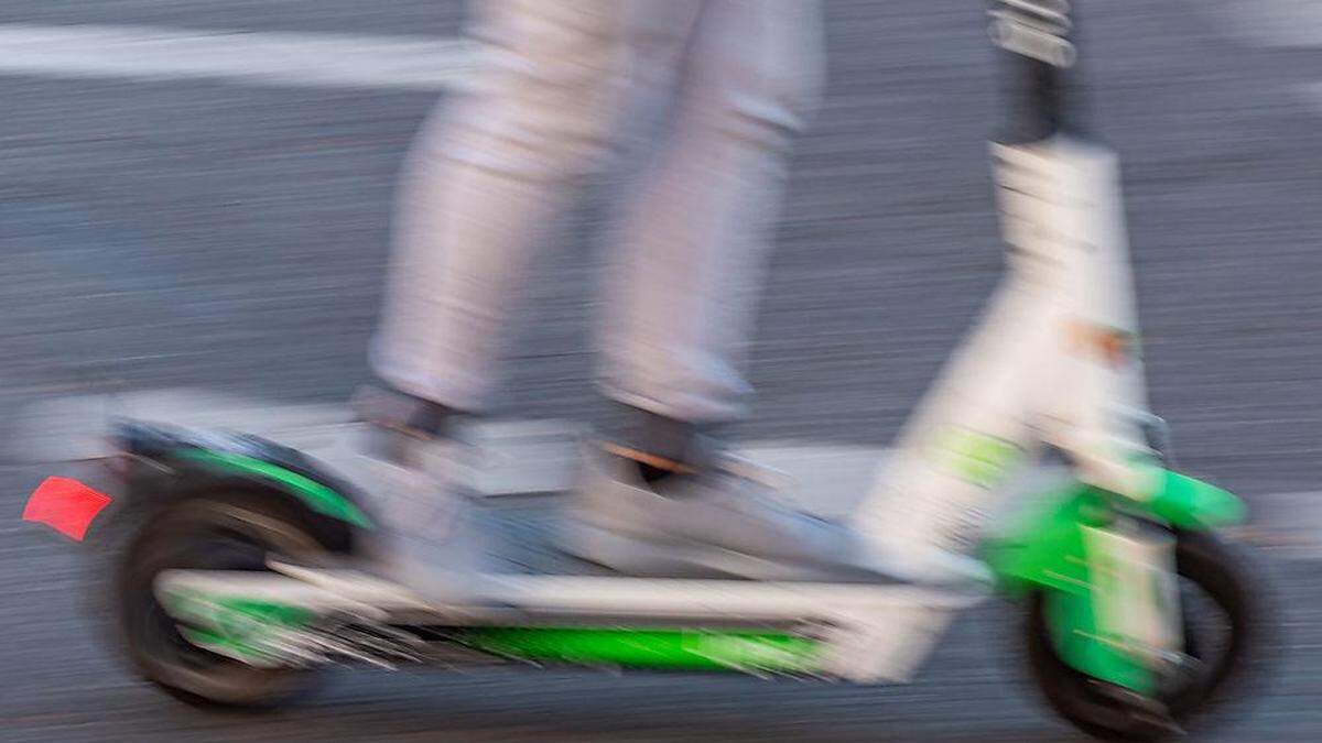 Schon bei der Fahrt allein sind E-Scooter nicht ungefährlich, zu zweit erhöht sich das Risiko allerdings enorm (Symbolfoto)