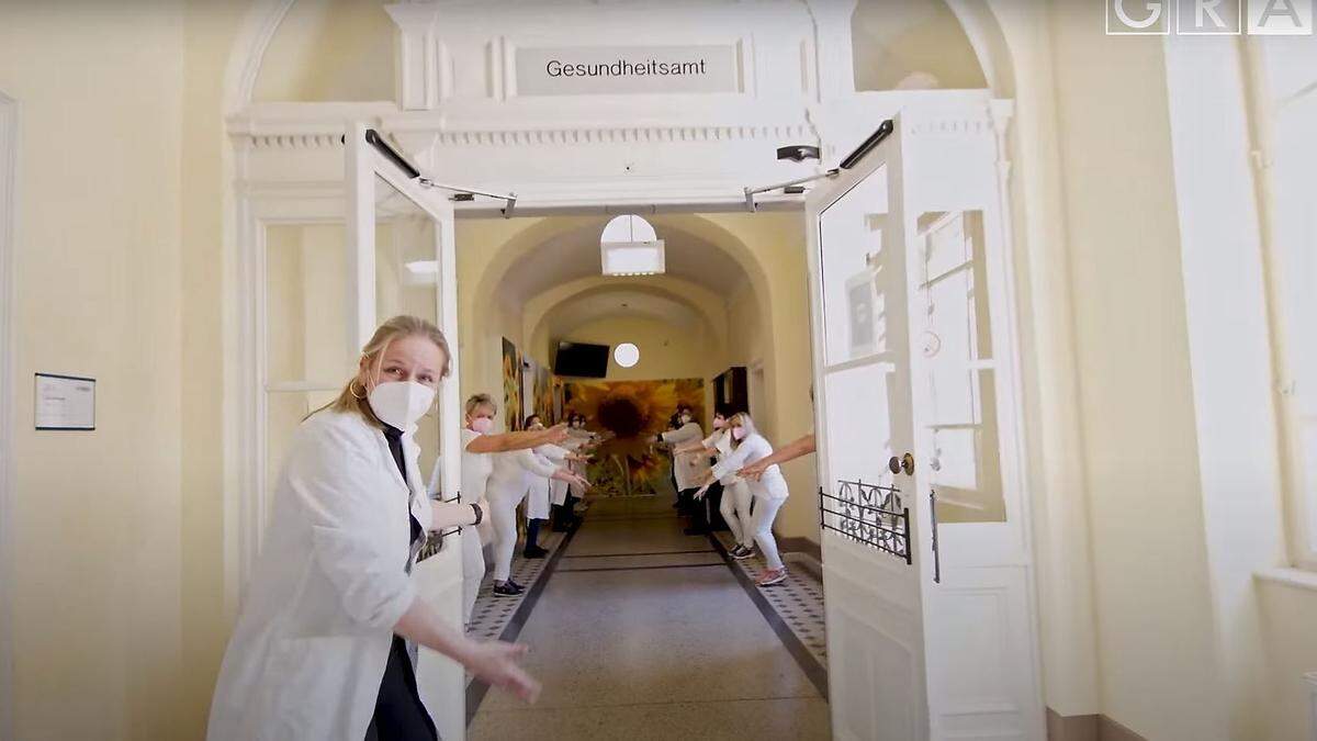 Am Gesundheitsamt der Stadt Graz – hier ein Ausschnitt aus dem Jerusalema-Video – bietet kostenlose Masern-Impfungen
