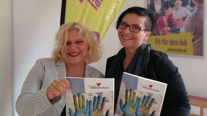 Beate Gfrerer (links) und Anita Ogris präsentierejn das neue Volkshochschul-Kursbuch