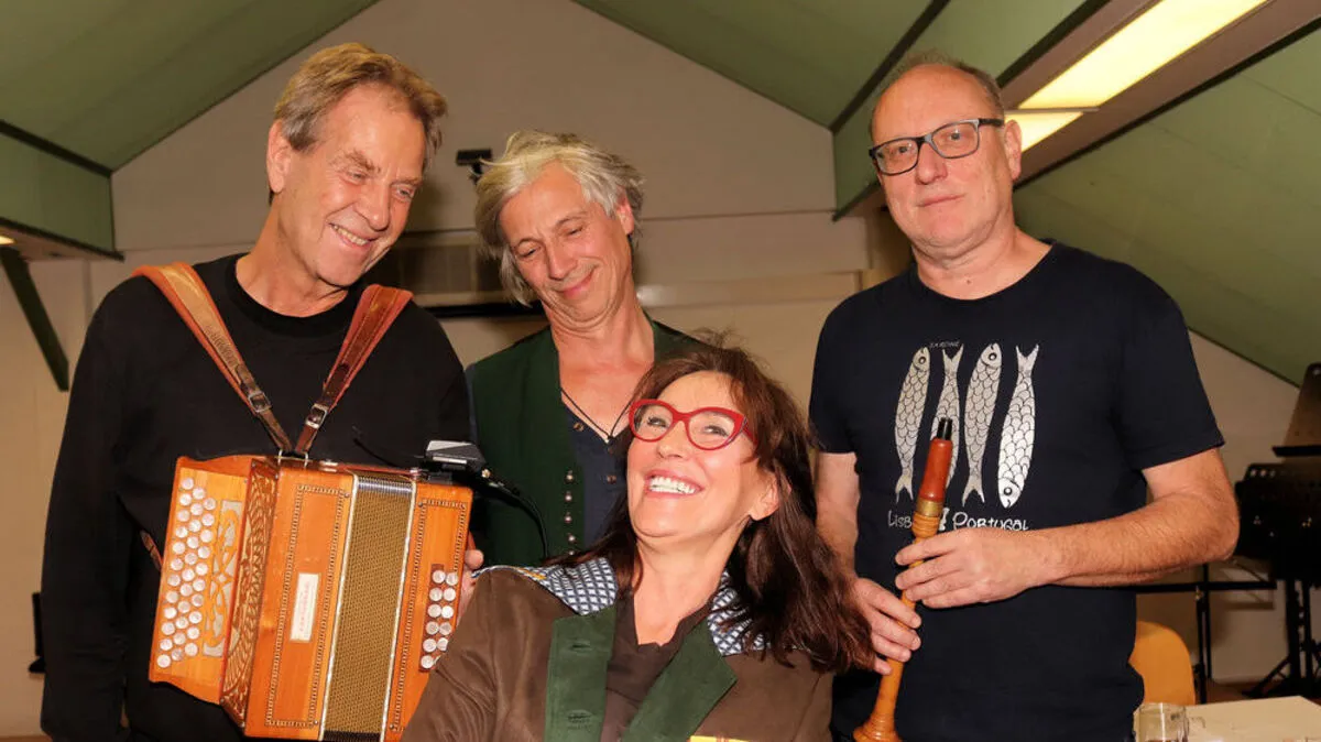 Gabriele Zagler und die Musiker von "Aniada a Noar"